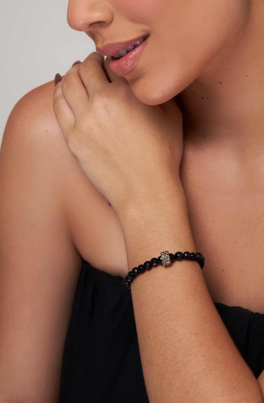 PULSEIRA AURA PEDRA NATURAL RONDELE CRAVEJADA OURO