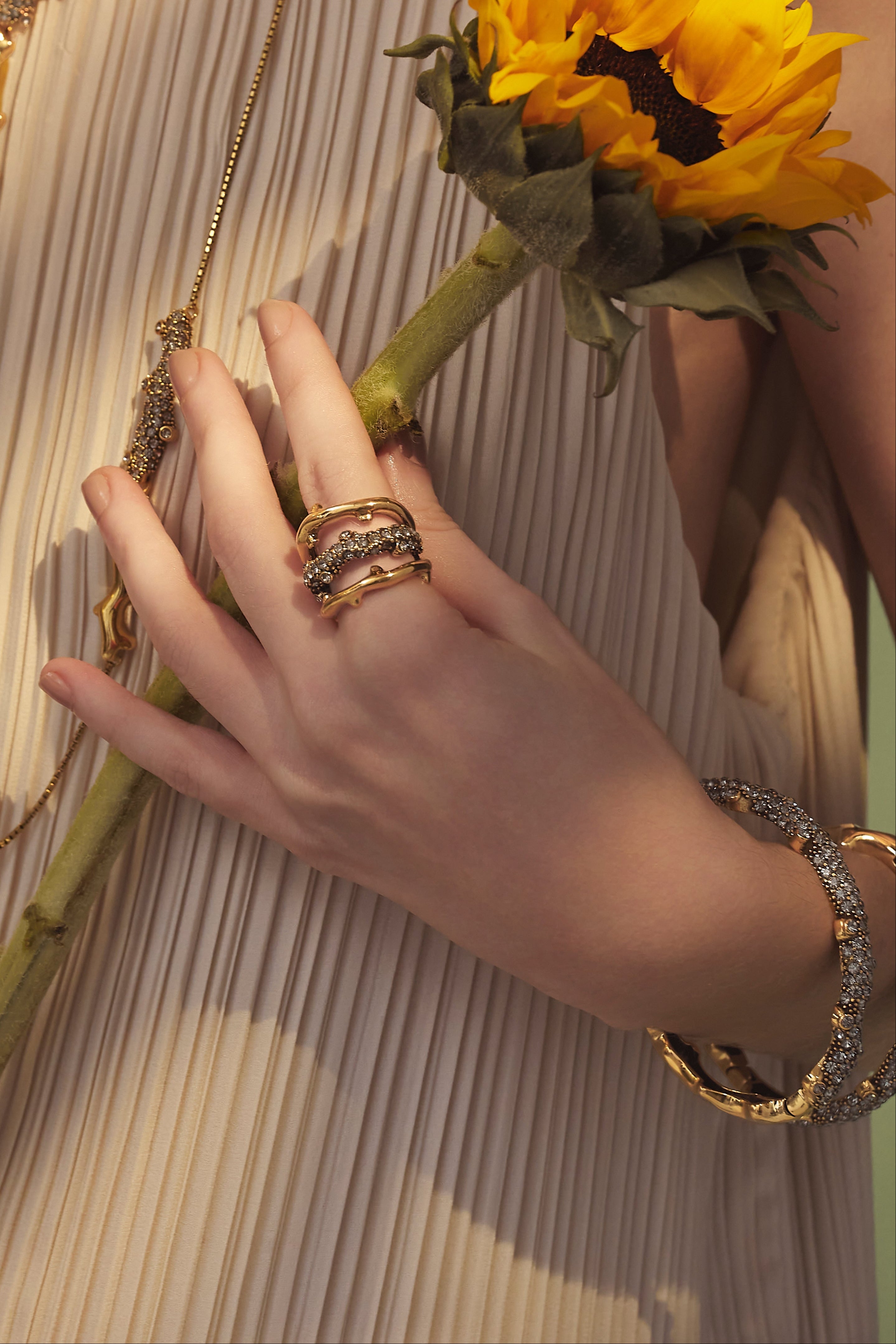 BRACELETE GIRASSOL CAULE CRAVEJADO OURO
