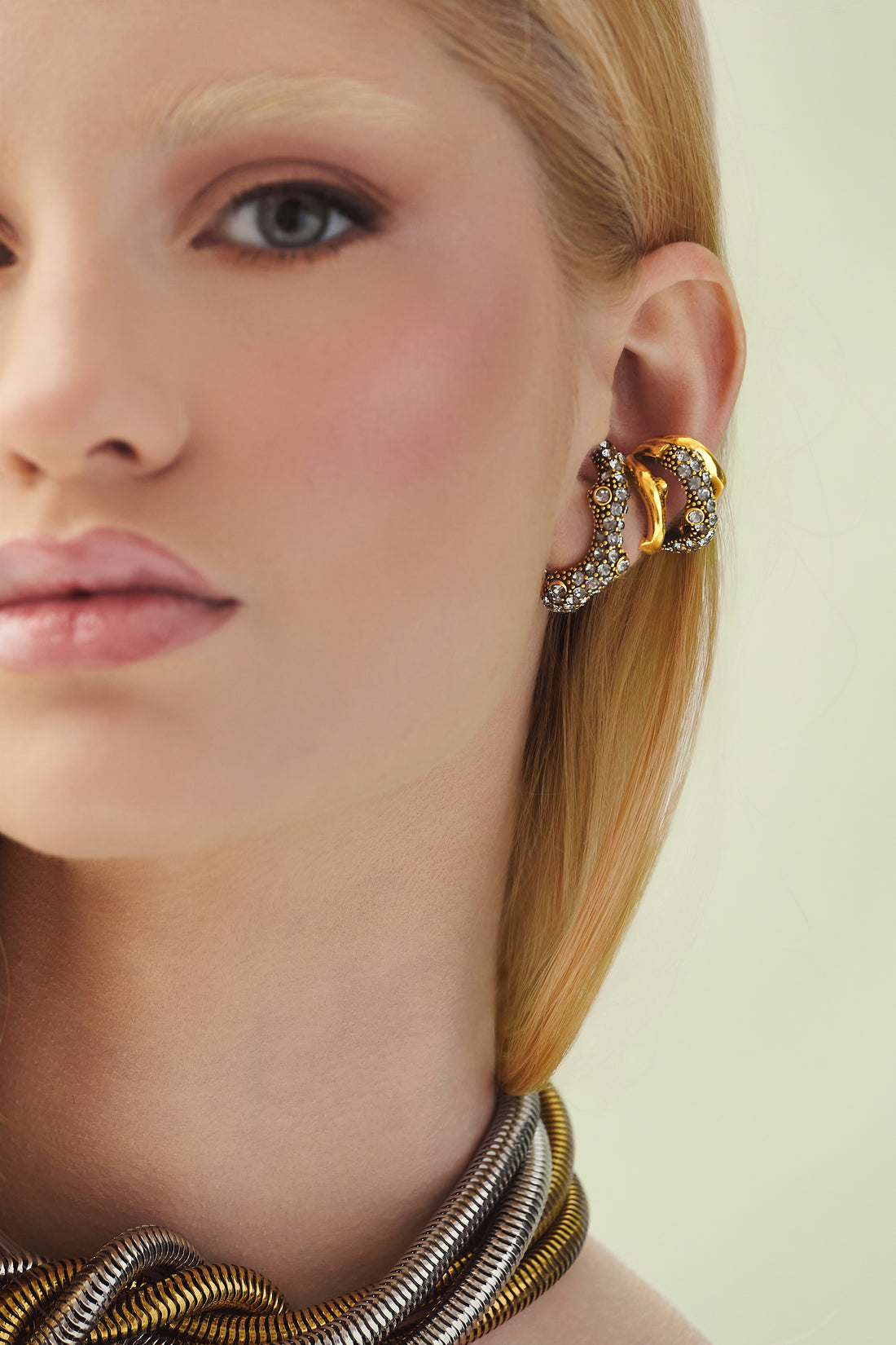 BRINCO GIRASSOL CAULE CRAVEJADO ENCAIXE OURO