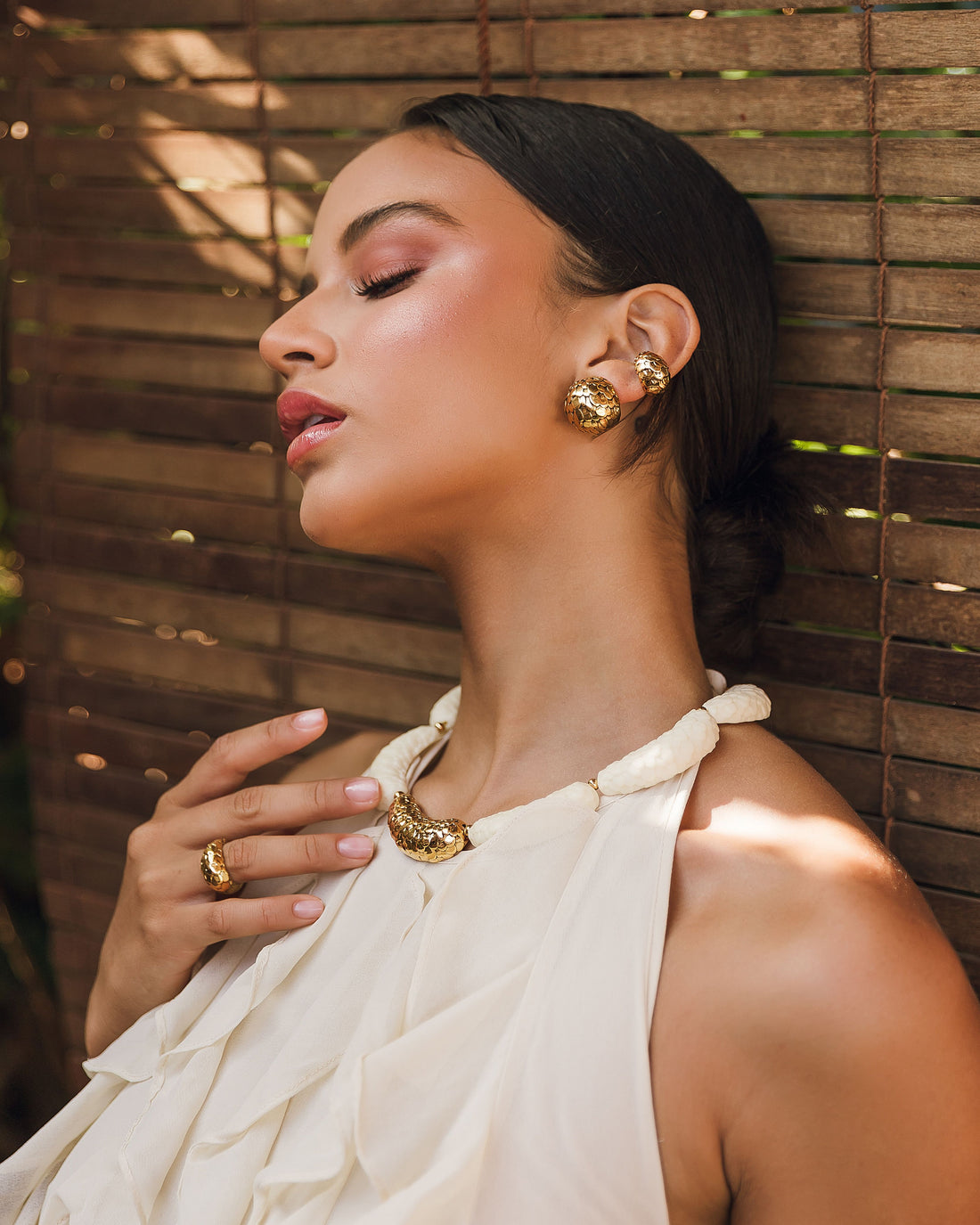 COLAR MARÉ ESCAMAS RESINA METAL CENTRO OFF-WHITE