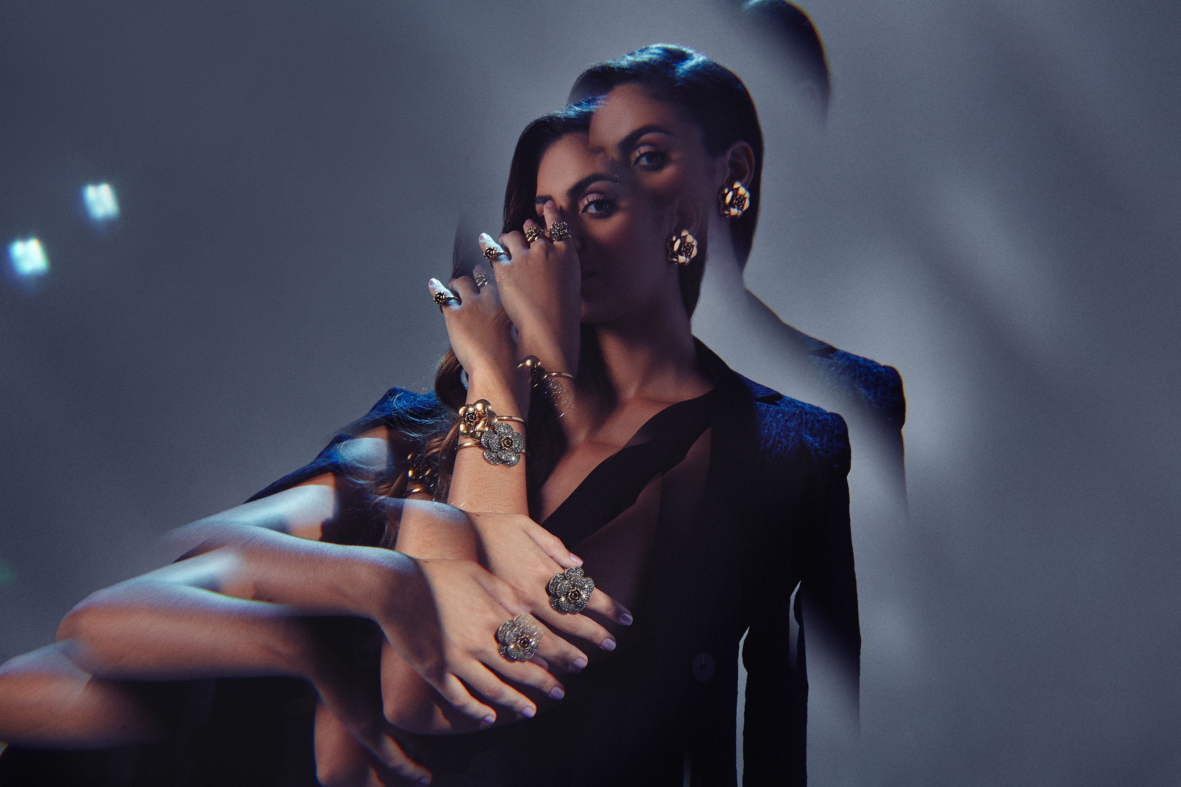 BRINCO MAXI CAMÉLIA POLIDA OURO PINO