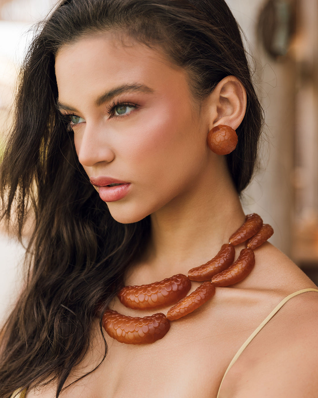 COLAR MARÉ ESCAMAS RESINA P MARROM