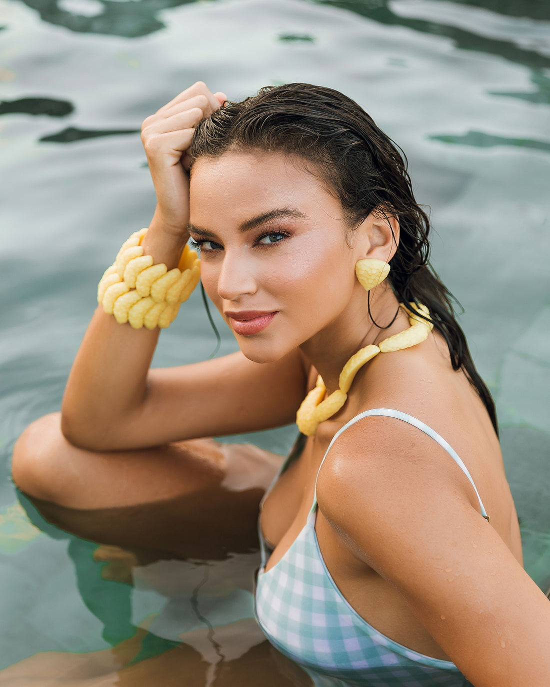 BRINCO MARÉ ESCAMAS TRIÂNGULO RESINA AMARELO