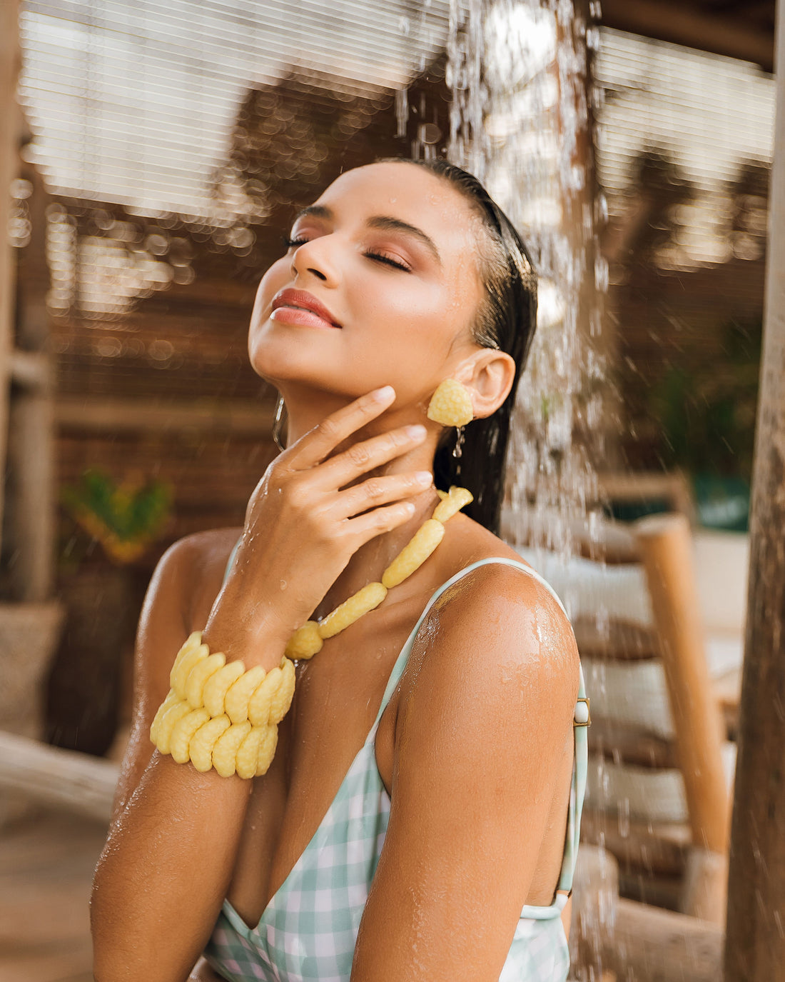 BRACELETE MARÉ ESCAMAS RESINA AMARELO