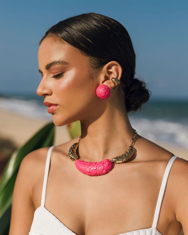 BRINCO MARÉ ESCAMAS BOLA RESINA FUCHSIA