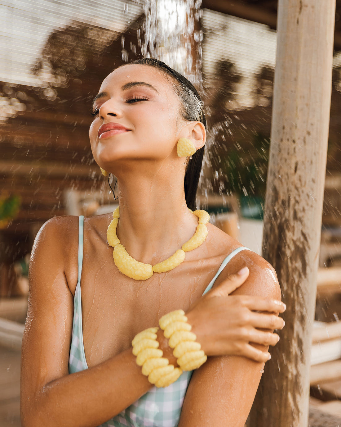 COLAR MARÉ ESCAMAS RESINA P AMARELO