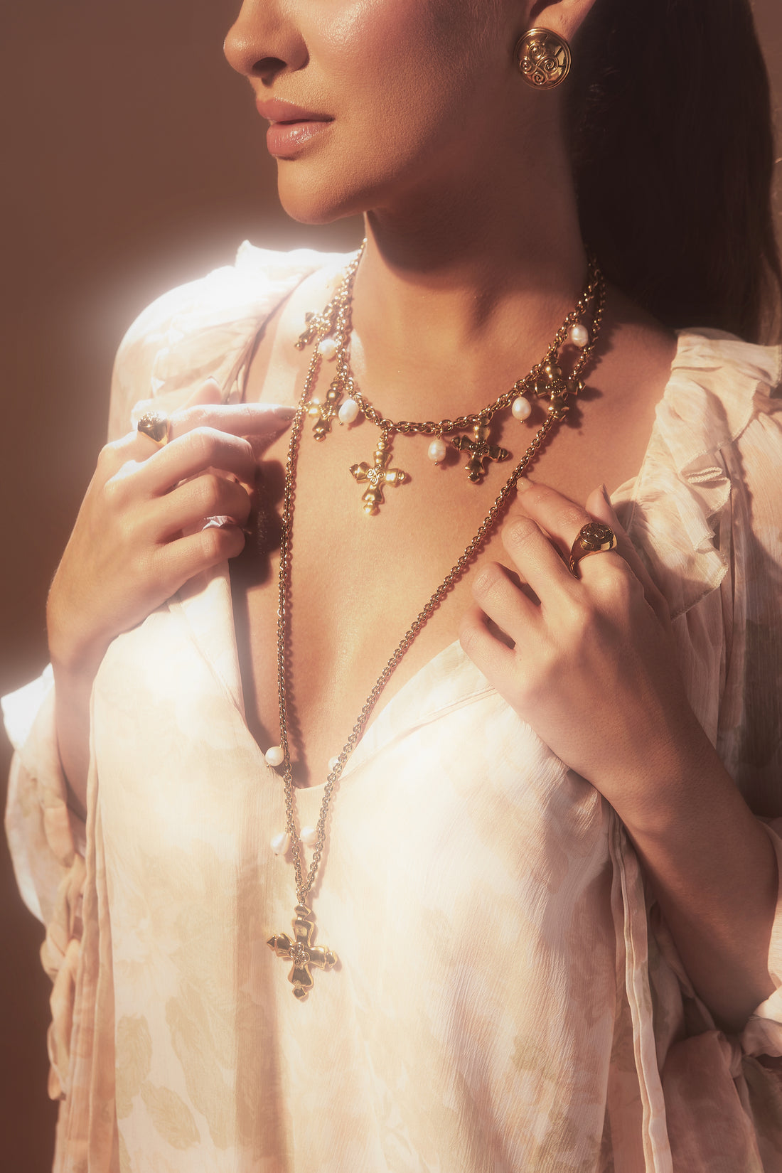 COLAR GUIA CORRENTE CRUZ, PÉROLAS LONGO OURO