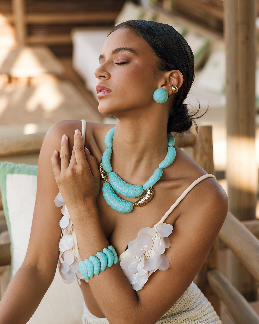 BRINCO MARÉ ESCAMAS BOLA RESINA TURQUESA