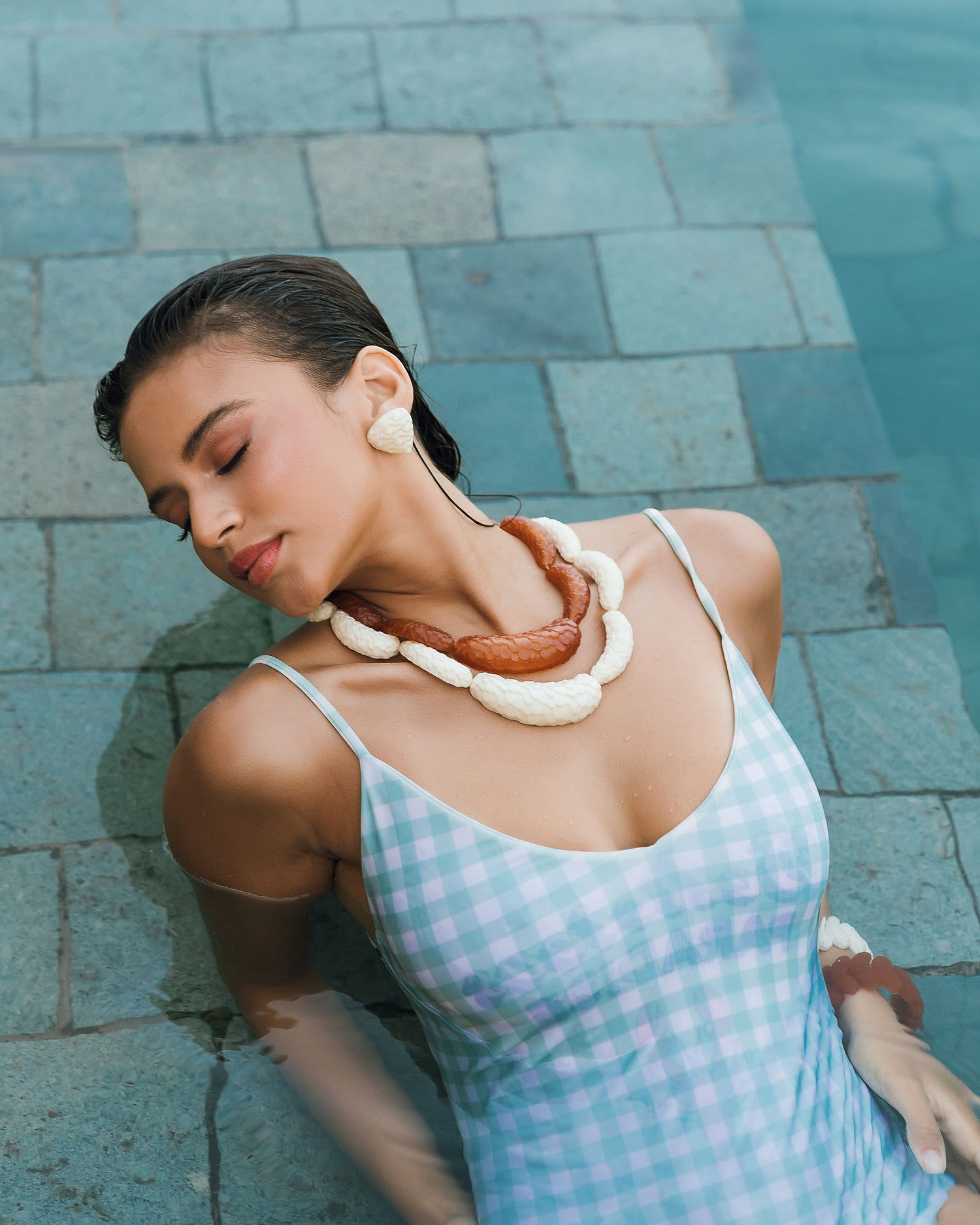 COLAR MARÉ ESCAMAS RESINA G OFF-WHITE