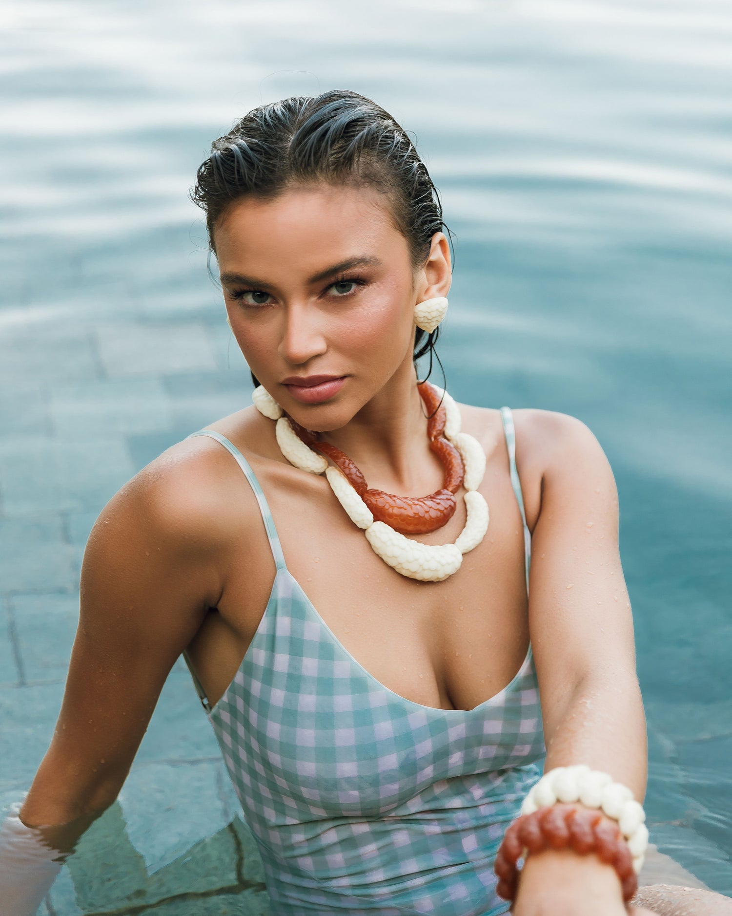 COLAR MARÉ ESCAMAS RESINA G OFF-WHITE