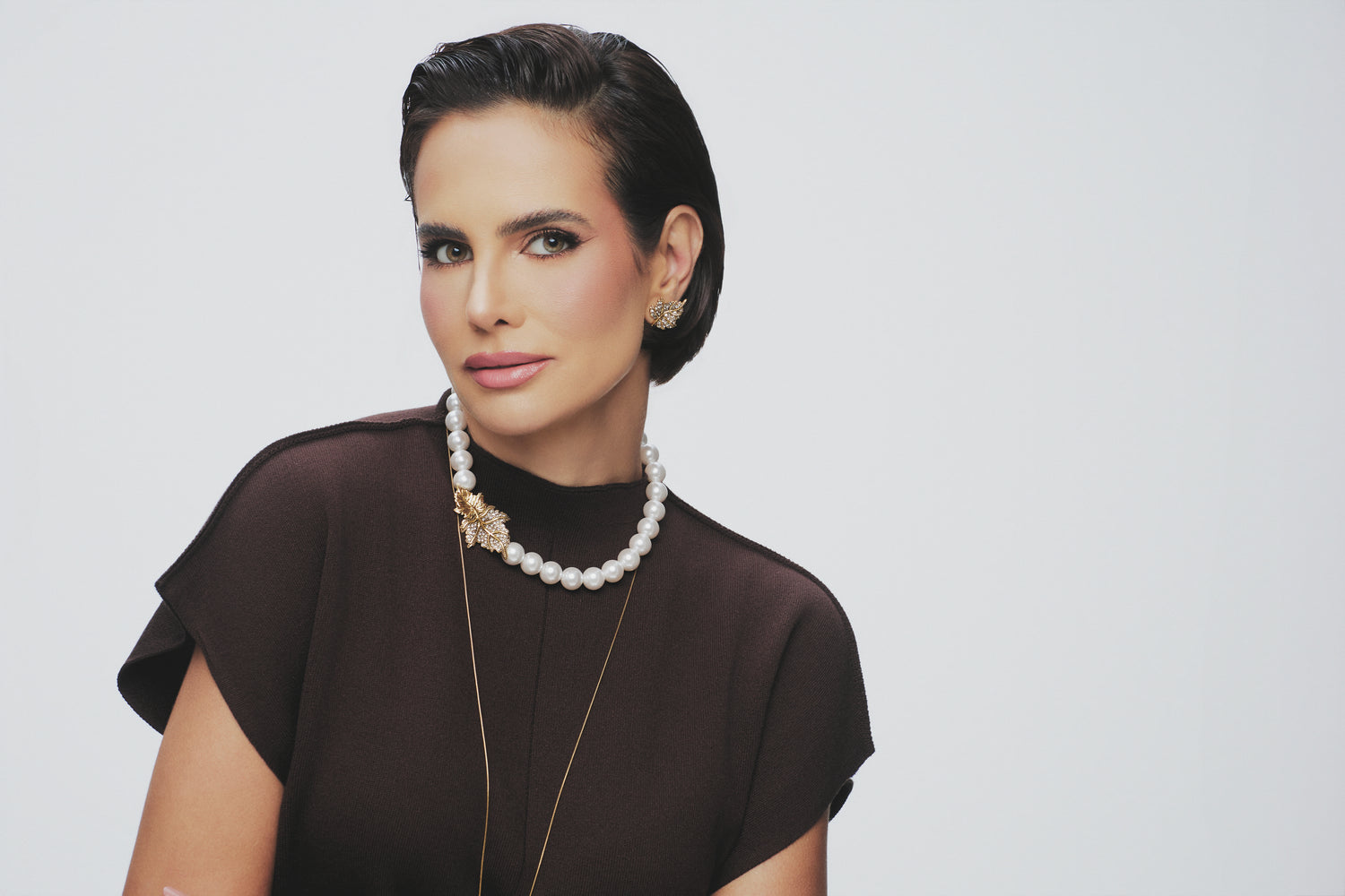 COLAR FOLHAGEM PÉROLA SHELL G PRATA