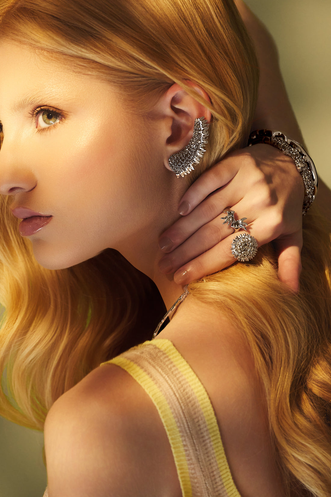 EARCUFF GIRASSOL PÉTALAS CRAVEJADO PRATA
