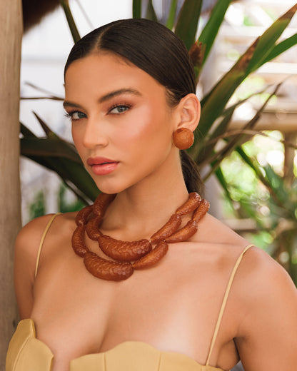 COLAR MARÉ ESCAMAS RESINA G MARROM